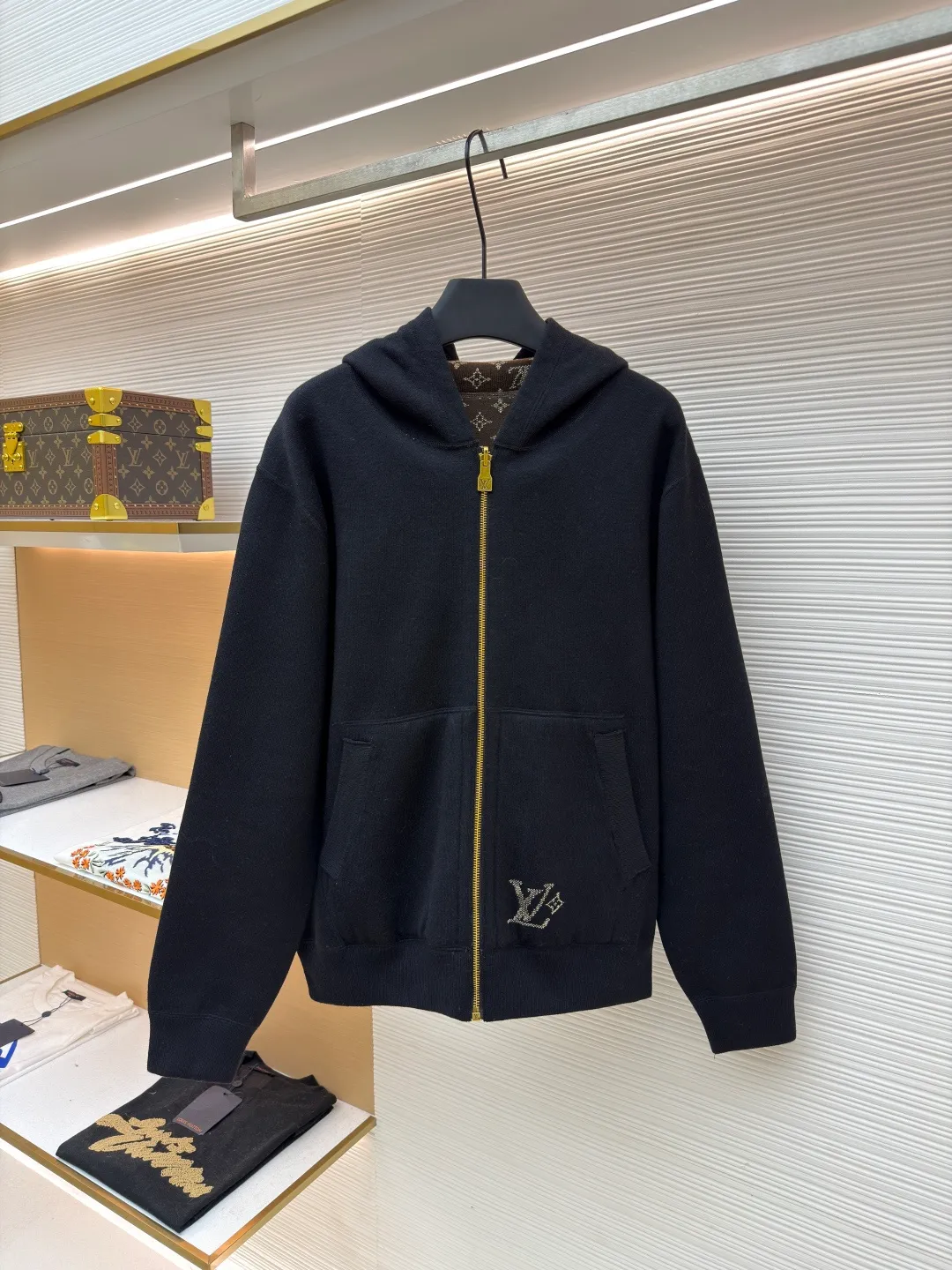 LOUIS VUITTON double-sided hooded full-print jacket ●Original version: purchased and developed by 29237 ●Item number: 1681682-C55 ●Fabric: sheep wool fabric ●Technology: knitted ●Color: black/brown ●Version: fitted version ●Weight: about 1165 grams ●Size: S-M-L-XL ●Description: This double-sided hooded jacket adopts Louis Vuitton's classic double-sided design process. One side is the brand's iconic presbyopic pattern, and the other side is a solid color design. The front of the jacket features a gold metal zipper with Louis Vuitton's branding on the zipper pull, and precision stitching on the edge of the zipper to ensure the durability and smoothness of the zipper. The brim and hem of the jacket are ribbed, which not only ensures wearing comfort, but also effectively prevents wind and warmth. The chest pocket design uses hidden sewing technology, and the edges of the pocket fit closely with the main fabric, which not only maintains the overall aesthetics, but also increases practicality. The lining of the jacket is also made of high-quality fabric, which perfectly matches the outer fabric to ensure comfort and breathability. The overall sewing process uses double stitching to ensure the durability and stability of the jacket. The overall wiring is straight and delicate, the fabric is comfortable and soft, and the color is consistent without color difference. It can be matched with the same style to create a fashionable look and control various occasions. Customized accessories, complete with three standards, same style for men and women!